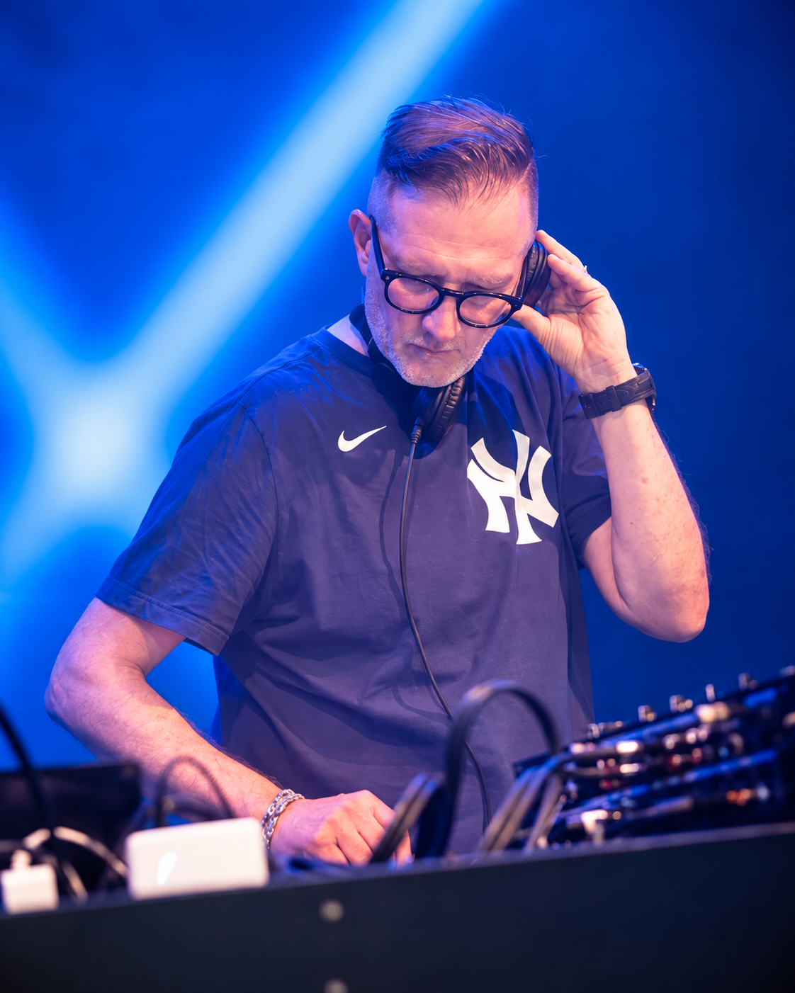 DJ Bowgli am Mischpult DJ Bowgli von Marvellous80 am Mischpult